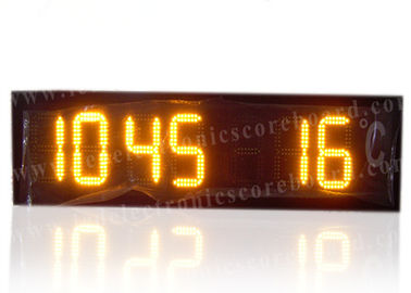 4 أرقام في اللون الأصفر على مدار الساعة الرقمية الكهربائية مع عرض درجة الحرارة